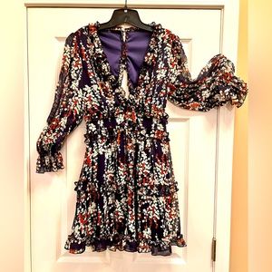Woman’s dark blue/floral mini dress. Super fun for summer! V-neck & Open back.